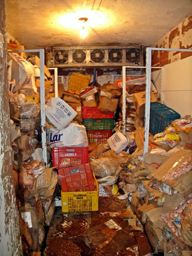 Em operação, PROCON-RJ encontra toneladas de produtos estragados no supermercado “Estrela do Sul” em Maricá 6 Toneladas de carne estragadas foram encontradas no frigorífico do supermercado. (Foto: MaricáInfo.com)