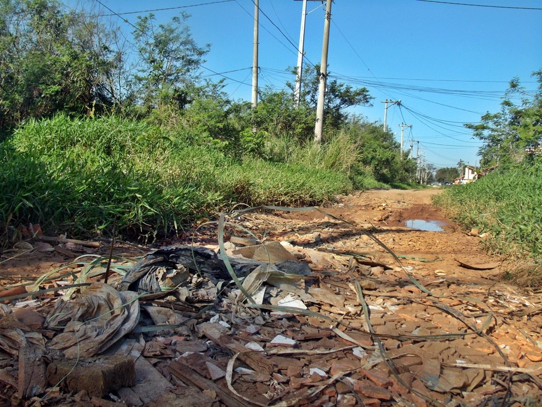 Moradores sofrem em Itaipuaçu com ruas intransitáveis 6 Rua 32: Mato invade a rua cheia de resto de obras. (Foto: João Henrique | Maricá Info)