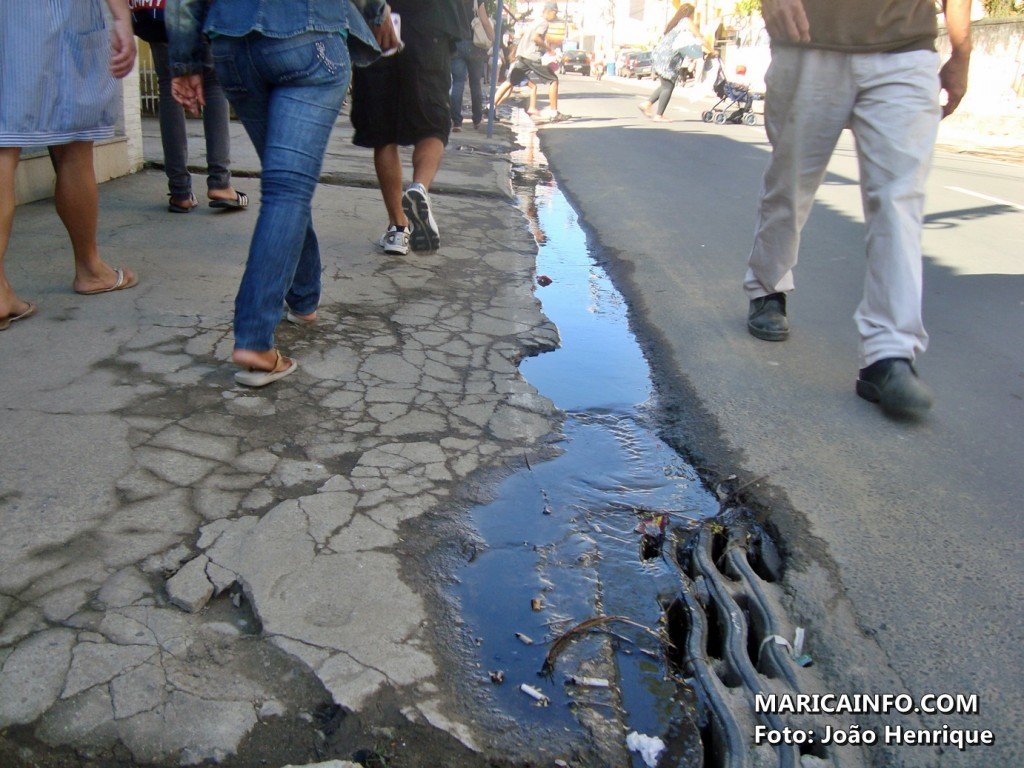 Esgoto a céu aberto no Centro de Maricá incomoda pedestres e comerciantes 7 Esgoto a céu aberto no Centro de Maricá. (Foto: João Henrique | MaricáInfo.com)