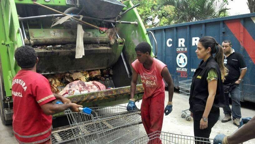 Nova operação do PROCON-RJ recolhe mais de uma tonelada de alimentos em Maricá 9 No Estrela do Sul de São José, operação encontrou 577kg de produtos vencidos. (Foto: Divulgação)