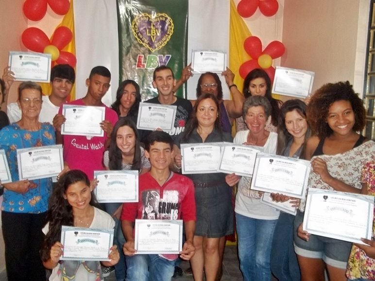 Em Maricá, LBV promove entrega de certificado de conclusão do curso de informática 6 Alunos receberam o certificado de conclusão do curso de informática. (Foto: Divulgação | LBV)