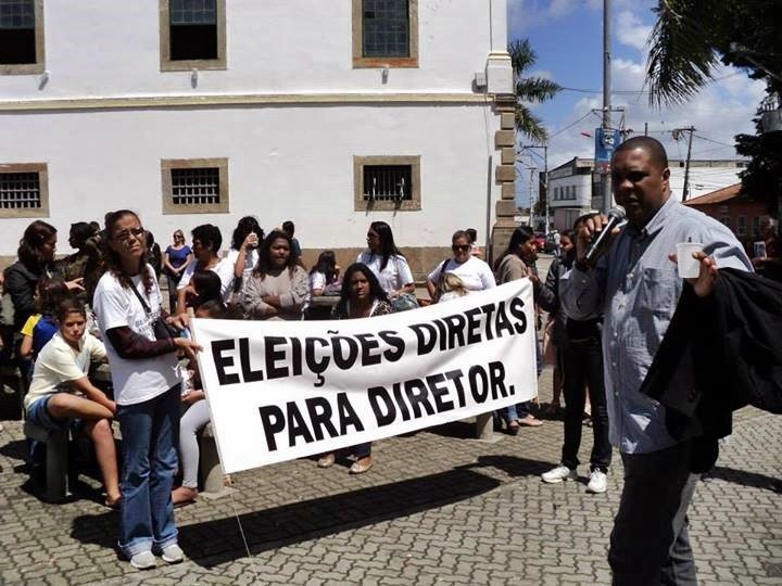 Professores ocupam prefeitura de Maricá e governo nega diálogo. 9 Assembleia foi realizada na praça Orlando de Barros Pimentel. (Foto: Reprodução | SINEDUC)