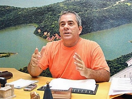 Ex-prefeito de Maricá, Ricardo Queiroz é condenado pela justiça 7 Ricardo Queiroz (PMDB) foi condenado a prestar serviços comunitários e ainda está impossibilitado de assumir cargos públicos por três anos.