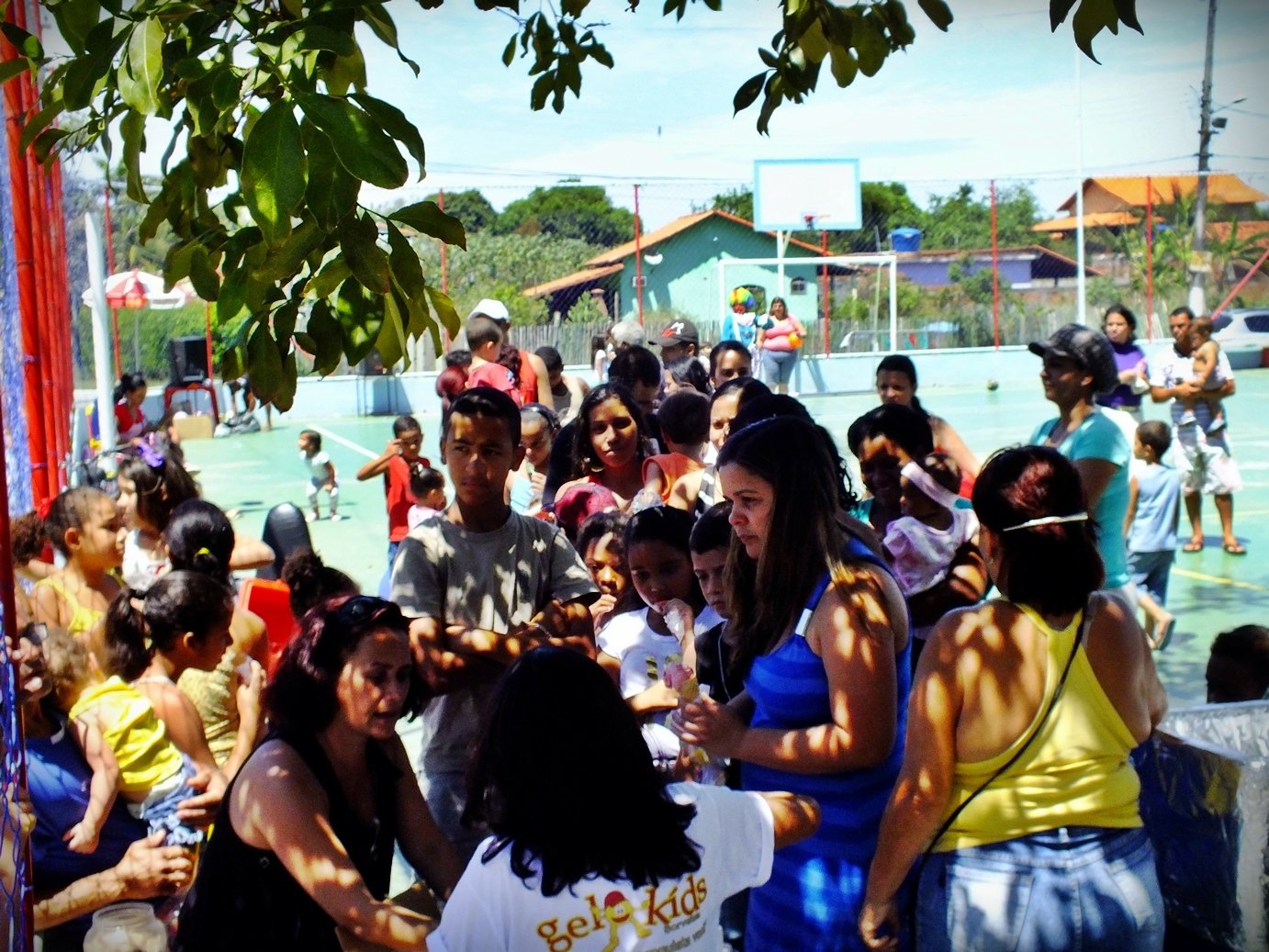 Manu Manuela realiza festa do Dia das Crianças 9 Fila na distribuição de sorvetes. (Foto: João Henrique | Maricá Info)