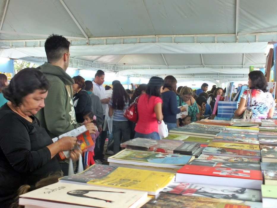 Festa Literária de Maricá é aberta e milhares marcam presença 10 Livros de todos os gêneros estão sendo vendidos na FLIM. (Foto: João Henrique | Maricá Info)