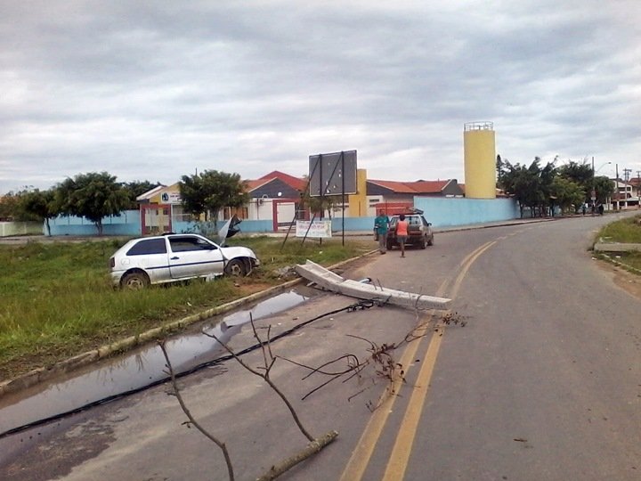 Seis ficam feridos em acidente em Cordeirinho 9 Segundo a polícia, veículo seguia em alta velocidade. (Foto: Michelle Lima | Maricá Info)
