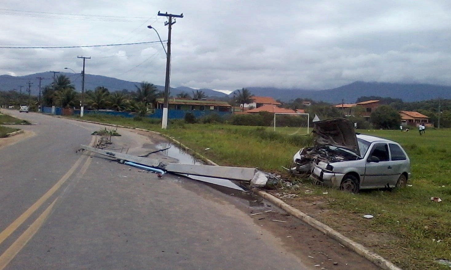 Seis ficam feridos em acidente em Cordeirinho 8 Veículo derrubou o poste com o impacto da batida. (Foto: Michelle Lima | Maricá Info)