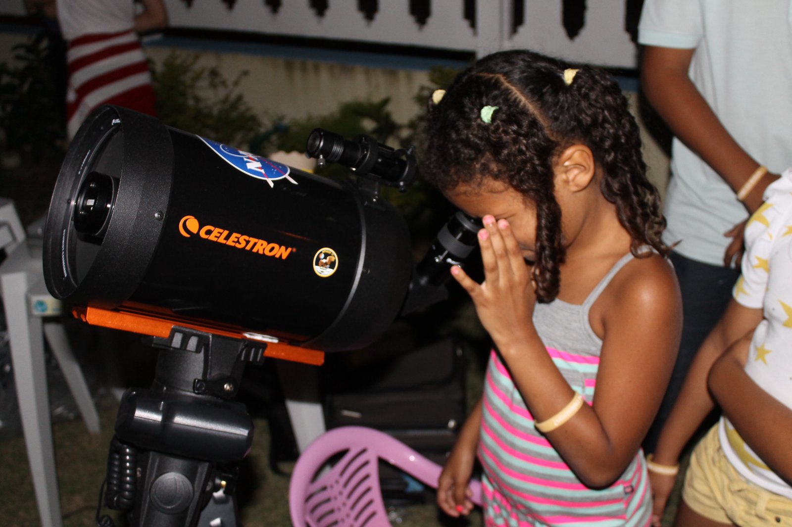 Observatório astronômico itinerante encanta público e pode voltar à Maricá 8 Várias pessoas ficaram encantadas ao observar o espaço e os corpos celestes. (Foto: Divulgação)