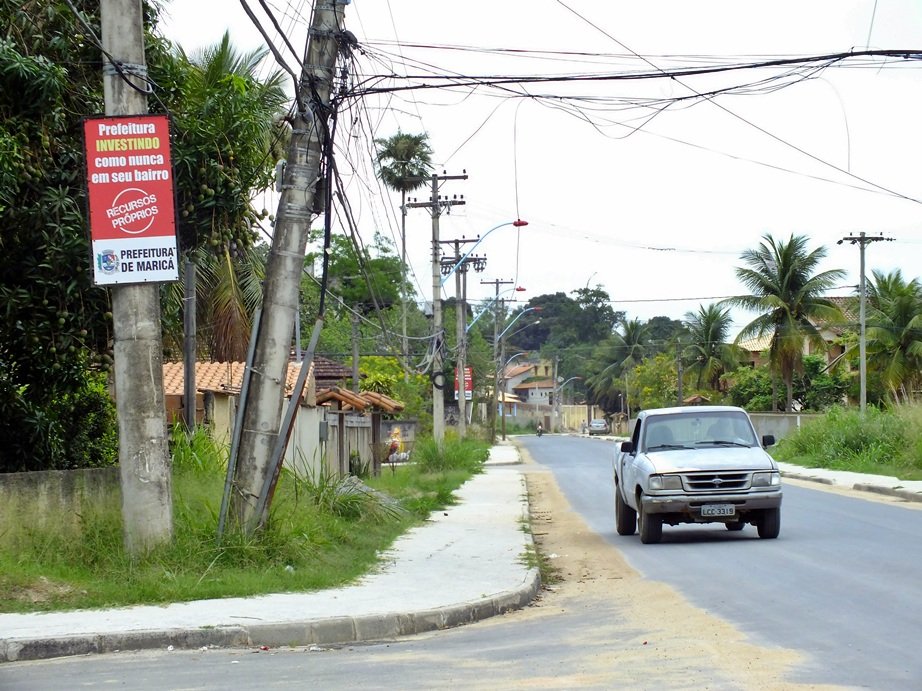 Poste ameaça cair na Estrada Real de Maricá 8 Poste está prestes a cair em São José do Imbassaí. (Foto: João Henrique | Maricá Info)