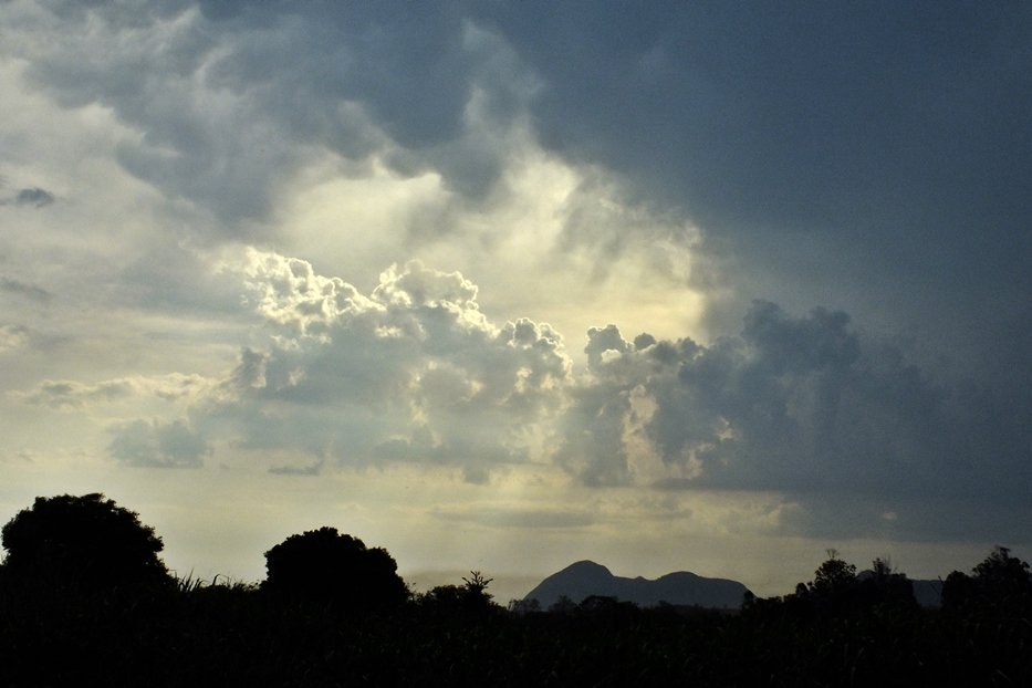 Tempo muda e quarta-feira pode ser chuvosa, diz Climatempo 9 Núvems encobrem o céu na tarde desta terça-feira (12). (Foto: João Henrique | Maricá Info)