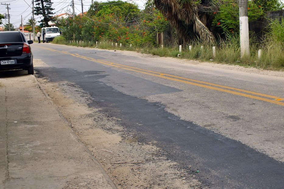 Prefeitura tapa buracos em Cordeirinho após reportagem 11 Buracos foram tapados na Avenida Maysa (RJ102). (Foto: João Henrique | Maricá Info)