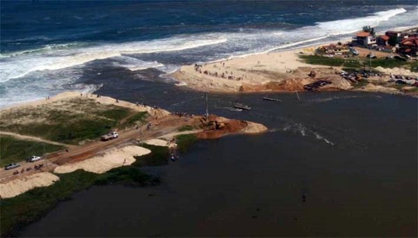 Inea descarta necessidade de abertura do canal da Barra de Maricá 10 Inea descarta necessidade de abertura do canal da Barra de Maricá. (Foto: Abertura do canal da Barra em 2010 | Reprodução)