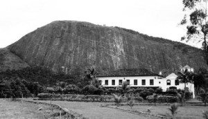 A história de Charles Darwin em Maricá 7 Fazenda Itaocaia com a Pedra de Itaocaia ao fundo.