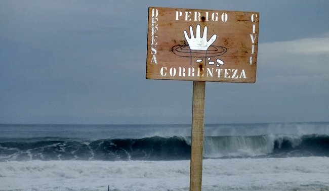 Maricá: Marinha emite alerta de ressaca com ondas de até 2,5 metros 7 Ondas podem chegar a 2,5 metros no litoral de Maricá.