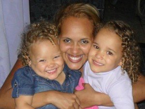 Ação beneficente para ajudar ex-rainha do Carnaval será realizada em Maricá 8 Flavia, que já foi rainha do carnaval de Maricá, tem duas filhas e precisa da cirurgia, que custa R$250 mil.