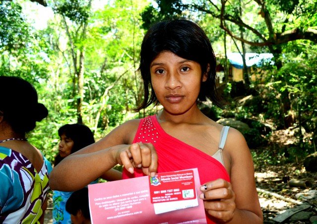 Maricá: Índios recebem Cartão Mumbuca 10 Índios recebem cartão cumbuca, moeda social de Maricá. (foto: Divulgação)