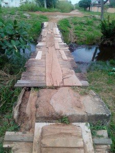Itaipuaçu: Pontes improvisadas colocam em risco integridade de moradores e turistas 6 Ponte quebrada na rua 116, no Jardim Atlântico. (foto: Itaipuaçu Site)