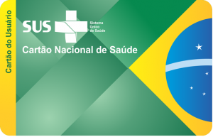 Maricá passa por recadastramento obrigatório do Cartão do SUS 8 Novo cartão do SUS possui a bandeira nacional ao fundo.