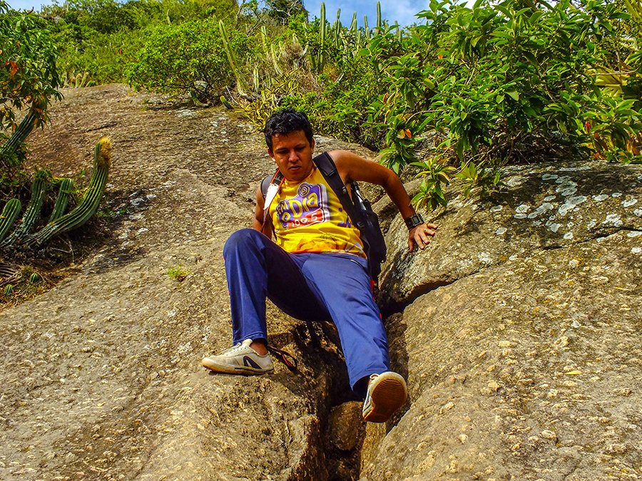 Trilhas de Maricá - Pedra do Elefante 6 Descida da 'escalaminhada' exige mais atenção e cuidados. (foto: Emerson Vasconcelos)