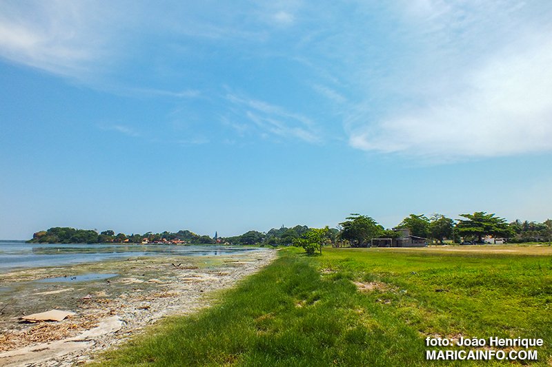 Lagoas de Maricá sofrem com a falta de chuvas, poluição e desmatamento 2 No Marine, lagoa teve um recuo de mais de 10 metros e mau cheiro incomoda moradores. (foto: João Henrique / Maricá Info)