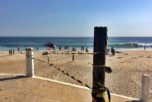 Maricá: Vazamento de óleo leva prefeitura a interditar parte da praia em Ponta Negra 7 Praia foi interditada para banho. Há óleo despejado na água e destroços do barco espalhados na areia. (fotos: João Henrique | Maricá Info)