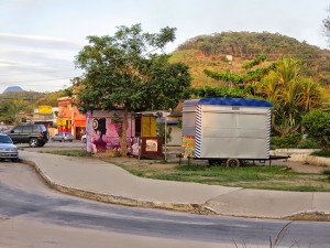 Itaipuaçu: Prefeitura retira barracas e quiosques da praça do Barroco 10 Praça do Barroco ocupada por quiosques. (foto: Itaipuaçu Site)