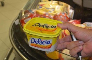 Fiscalização encontra irregularidades em supermercados de Maricá 6 Margarina foi encontrada fora do local de refrigeração. (foto: Clarildo Menezes)