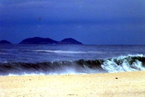 Maricá: Frente fria chega e deixa o tempo chuvoso 4 Ondas de até 2,5 metros atingem as praias de Maricá. (fotos: João Henrique | Maricá Info)
