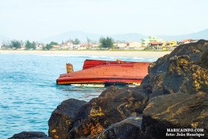 Barco naufragado há uma semana ainda está na praia de Ponta Negra, em Maricá 8 Barco atuneiro pode ter batido em uma pedra durante a madrugada. Estima-se que 8 mil litros de óleo diesel estejam nos tanques da embarcação. (fotos: João Henrique / Maricá Info)