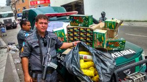 Polícia Ambiental apreende balões e fogos de artifício em São Gonçalo 7 Dois balões de aproximadamente 15 metros e uma grande quantidade de fogos foram apreendidos.