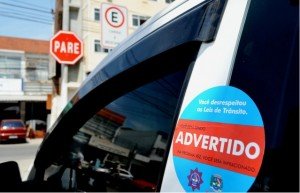 Maricá rebocará veículos estacionados irregularmente no Centro da cidade 7 Advertências foram distribuídas durante ações da Secretaria de Segurança. (foto: Fernando Silva / PMM)