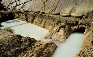 Maricá: Prefeitura embarga obra da Petrobras 1 Água com coloração branca é despejada ilegalmente num terreno particular fora da faixa do Comperj. (fotos: Fernando Silva)