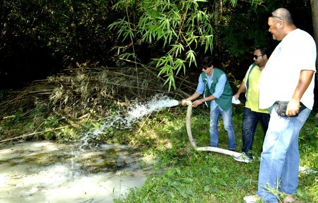 Maricá: Prefeitura embarga obra da Petrobras 3 Volume desperdiçado é capaz de encher em torno de 1.500 caminhões pipa. (foto: Fernando SilvA)