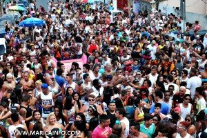 Bloco do Beijo anima foliões no Centro de Maricá 17 Bloco do Beijo (2)