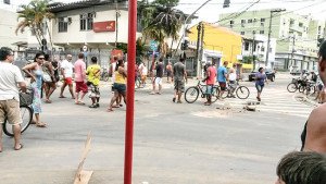 Maricá: Moradores protestam após falta de luz 6 Protesto em frente à sede da Ampla reuniu mais de 50 pessoas no Centro de Maricá. (foto: Lucas Marins)