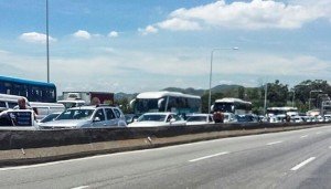Ponte Rio-Niterói é fechada devido a manifestação de funcionários do Comperj 9 Manifestação causou um caos no trânsito no Centro do Rio de Janeiro e acessos de Niterói. (foto: Flávio Buarque)