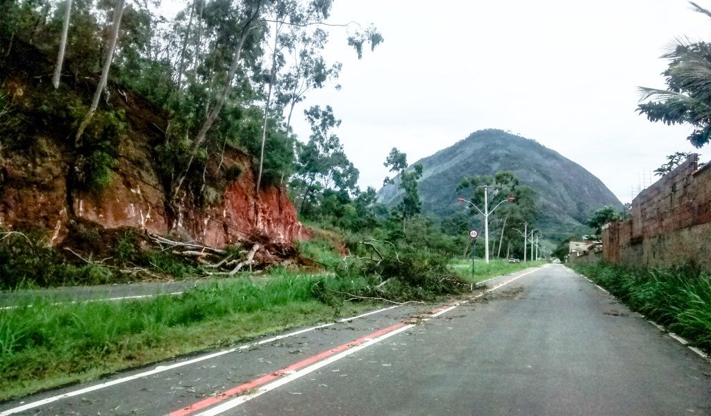 Temporal causa transtorno em Maricá durante o Carnaval 7 Galhos de eucalipto caiu sobre rede de alta tensão e deixou moradores sem luz em São José do Imbassaí. (foto: João Henrique / Maricá Info)