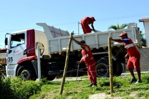 Maricá: Loteamento clandestino é removido e casas irregulares notificadas 8 Funcionários da Prefeitura retiraram cerca de área de preservação ambiental. (fotos: Fernando Silva / PMM)