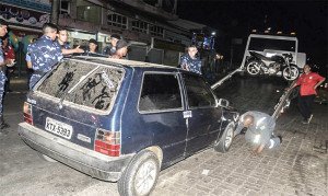 Carro e motos são apreendidos por estacionamento irregular no Centro de Maricá 6 Carro e motos estacionados em pontos de ônibus foram rebocados. (fotos: Clarildo Menezes)