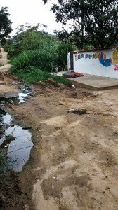 Moradores reclamam de esgoto a céu aberto em Inoã 6 Esgoto a céu aberto passa em frente a escola particular.