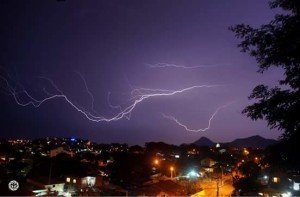 Maricá: Temporal de verão traz raios e chuvas de vento 10 Raios foram vistos de toda parte da cidade. (foto: Mateus Ignácio)