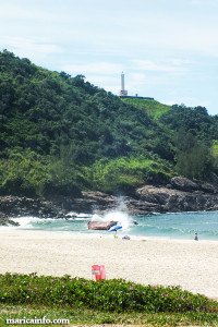 Barco encalhado na praia de Ponta Negra não deverá ser retirado antes do Carnaval 11 Embarcação de 26 metros naufragou e está há mais de três semanas na praia de Ponta Negra. (fotos: João Henrique / Maricá Info)