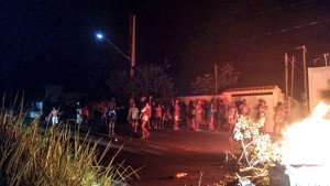 Procon-RJ processa ampla por falta de luz em municípios do Rio 7 Moradores protestaram contra a falta de energia elétrica fechando estradas e rodovias em Maricá. (foto: Renan Mendonça / Whatsapp Maricá Info)