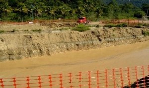 Maricá: Prefeitura embarga obra da Petrobras 2 Quatro enormes piscinas são usadas para depósito de bentonita. (foto: Fernando Silva)