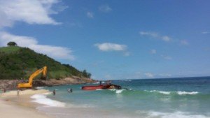 Protesto contra barco encalhado em Ponta Negra será realizado neste domingo 6 Escavadeira está sendo utilizada para retirar a embarcação. (foto: Josy Knopp)