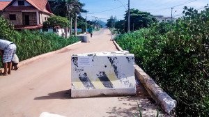 Ponte prestes a cair em Itaipuaçu 5 Ponte foi estreitada para evitar passagem de veículos pesados. (foto: Filippe Poubel)
