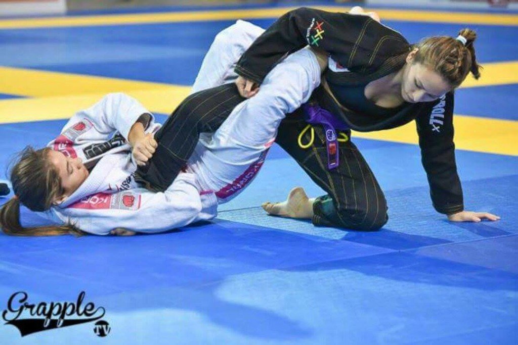 Atleta de Maricá vence Panamericano de Jiu-Jitsu nos EUA 7 Mayssa aplica 'chave de perna' em atleta.