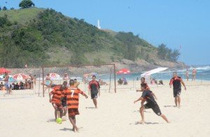 Ponta Negra recebe jogos de Beach Soccer 9 As equipes Seleção do Álcool, Amizade, Barra e Beira-Mar (Ponta Negra) se classificaram para a próxima fase. (fotos: Clarildo Menezes)