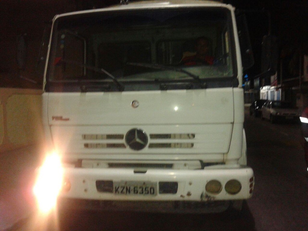 Maricá: Caminhão de coleta de lixo coloca em risco motoristas no Centro 5 Caminhão que recolhe o lixo no Centro de Maricá totalmente irregular.