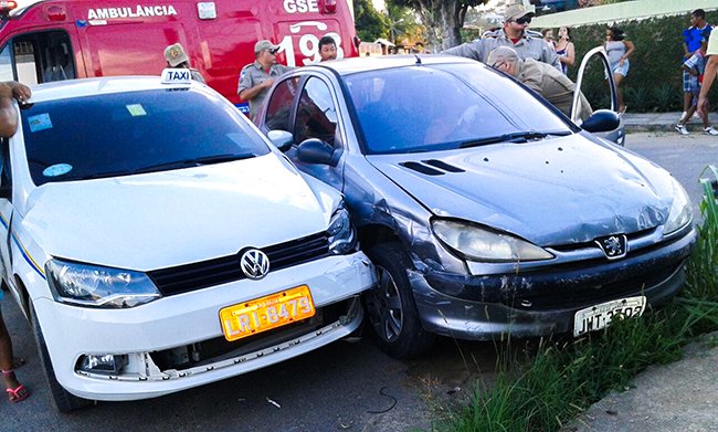 Motorista fica ferida após colisão em Araçatiba, Maricá 4 Colisão deixa motorista ferida em cruzamento no Centro. (foto: Mauro Luis / Maricá Info)